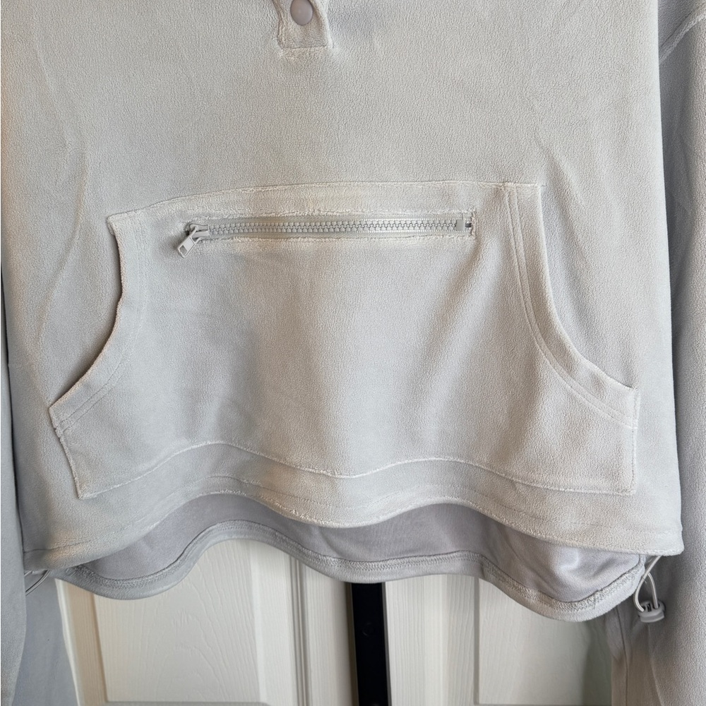 Le Lis Light Gray Sweatshirt, size Large, NWT - Picture 5 of 5